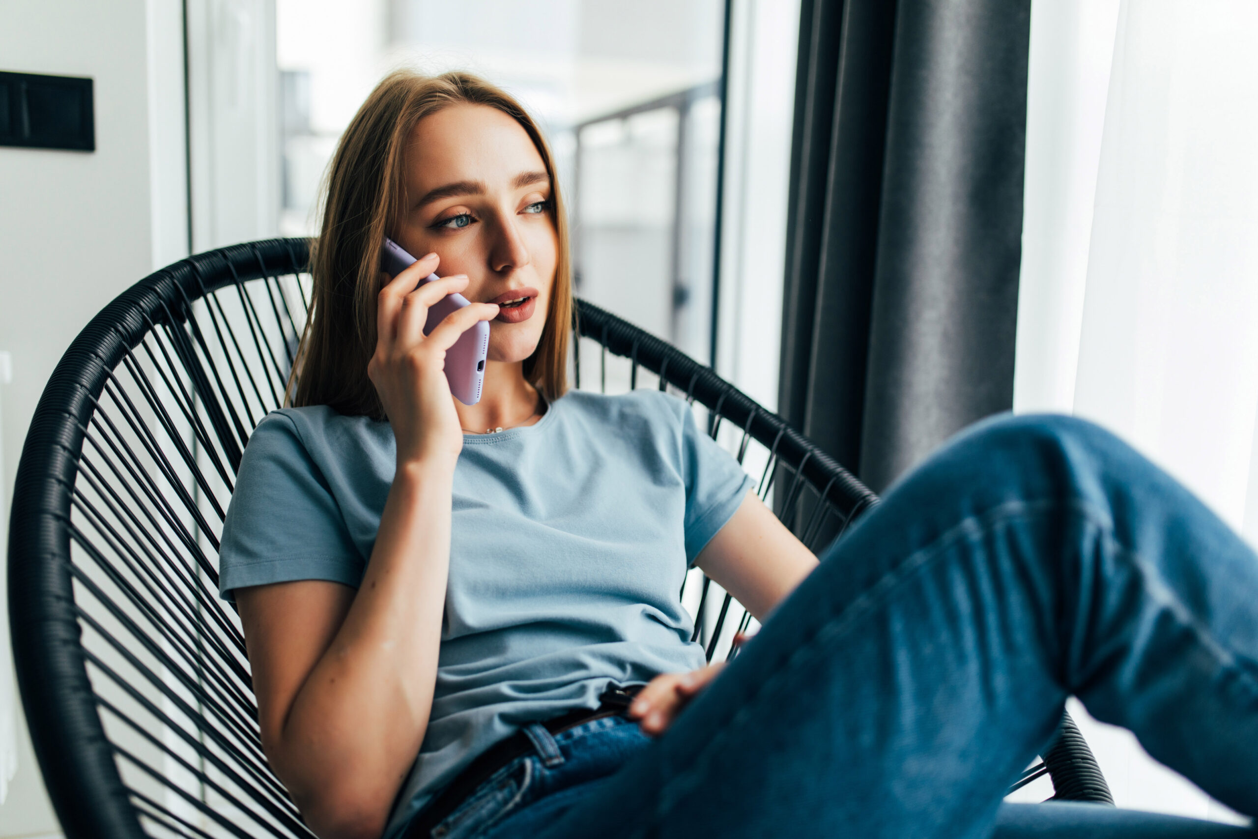 Chica conversando por teléfono